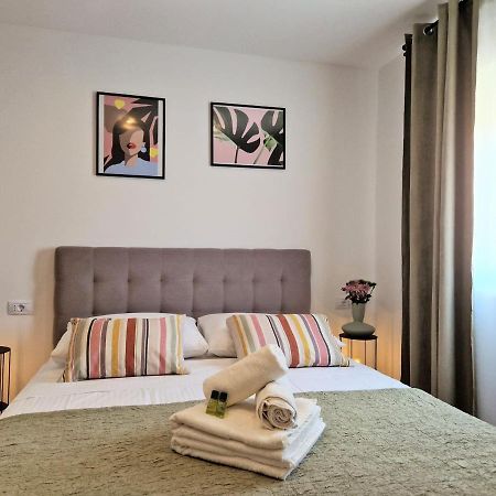 Jazz Rooms And Apartments Ровин Екстериор снимка