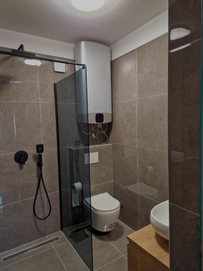 Jazz Rooms And Apartments Ровин Екстериор снимка